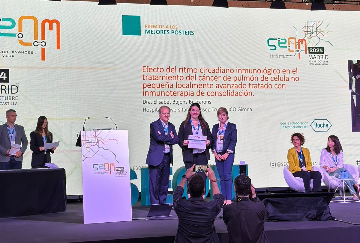 🔴 Enhorabona a la Dra Bet Bujons per guanyar el premi al millor pòster del Congrés Nacional d'Oncologia Mèdica #SEOM24 sobre un projecte en càncer de pulmó!. Felicitats a tot l'equip de les Unitats de pulmó d'oncologia mèdica i radioteràpia implicats en la recerca 👏👏👏