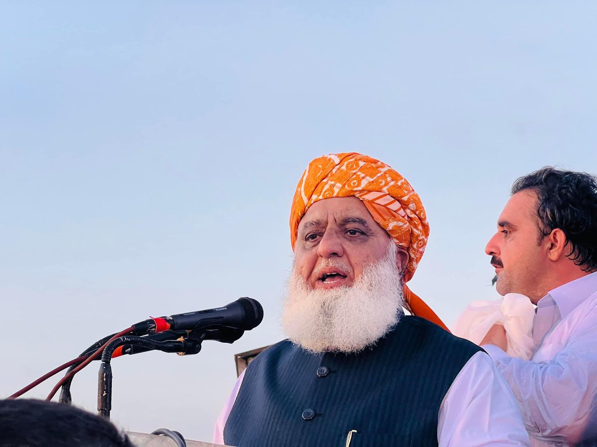 آپ نے بولا کہ پنگا کس کو کہتے ہیں تو ہم نے جواب دیا کہ یہ پھر لے کر پتہ چلے گا 😐
#بدمعاشی_نہیں_چلےگی