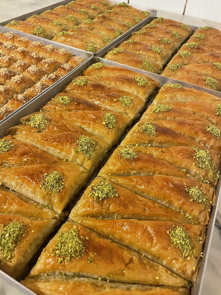 MuratC_Kale's tweet photo. Baklava artisanal à la pistache et aux noix 🇹🇷❤️ https://t.co/anUSad7ssm