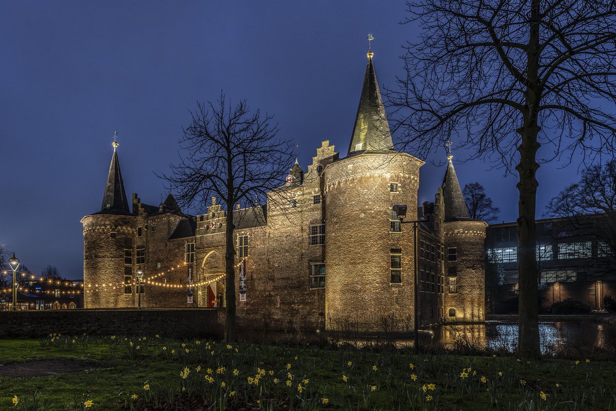 Deze.., of deze?🙃. #kasteel bij dag of nacht🩷#watvindjijmooi #kasteelhelmond #helmond #mooieplaatjes