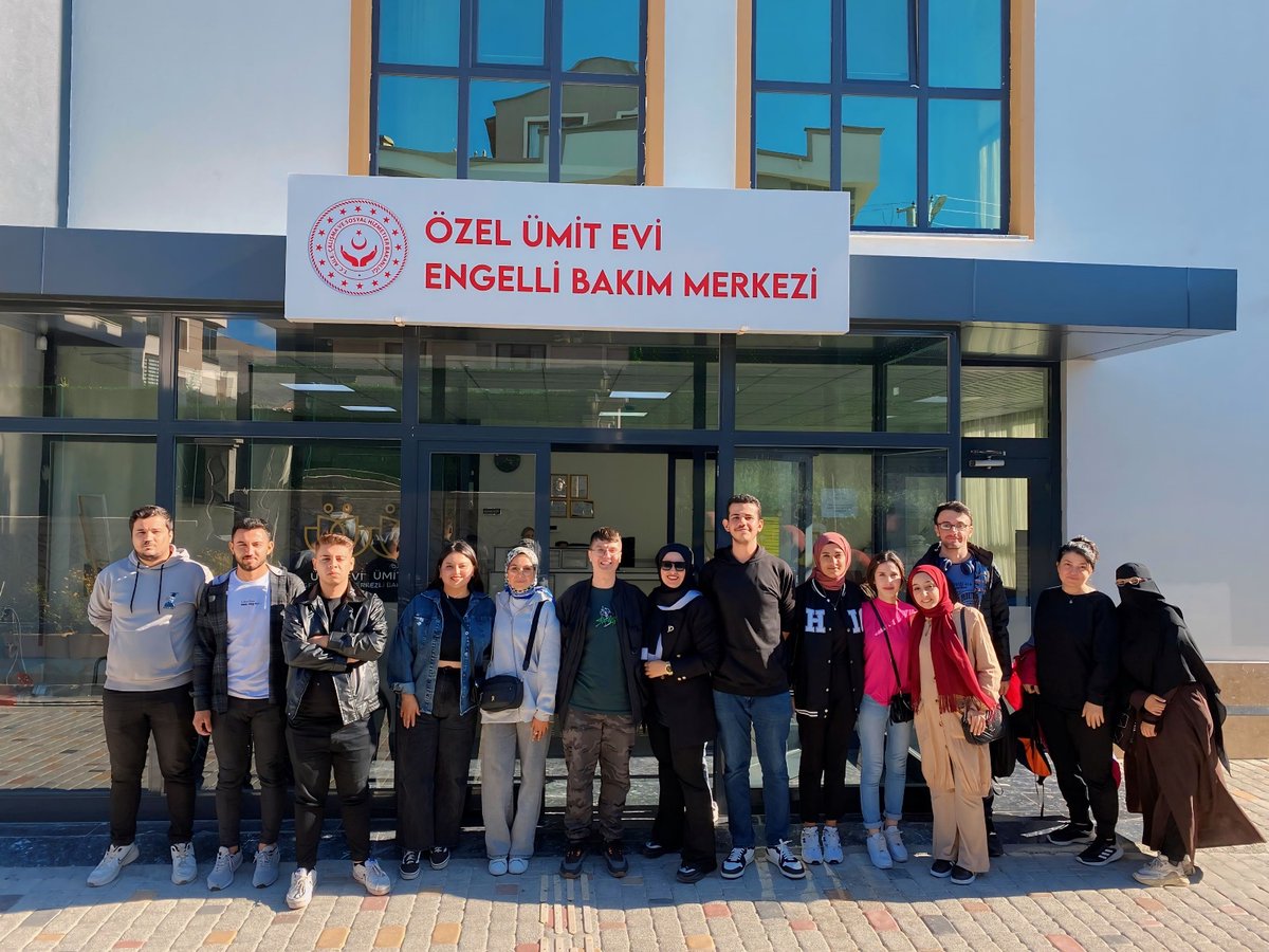 Fakültemiz Rekreasyon Yönetimi 3. sınıf öğrencileri, sosyal sorumluluk projeleri kapsamında Özel Ümit Evi Engelli Bakım Merkezi'ne anlamlı bir ziyaret gerçekleştirdi.