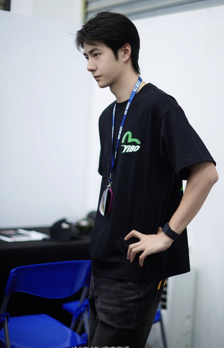 หน้าสด ผมไม่เซต เสื้อยืดดำ ครบสูตรแฟนหนุ่มแต่ไม่ใช่แฟนเรา ㅠㅡㅠ