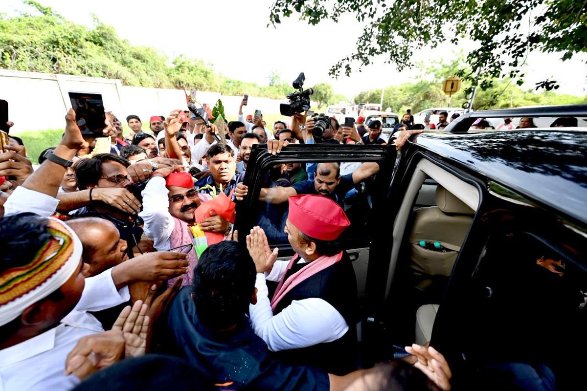 माननीय राष्ट्रीय अध्यक्ष श्री अखिलेश यादव जी दो दिवसीय दौरे पर महाराष्ट्र के नाशिक एयरपोर्ट पहुंचे।
<a href="/yadavakhilesh/">Akhilesh Yadav</a>