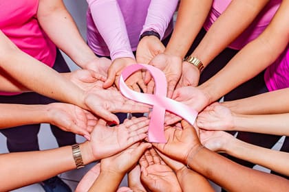 FrancescRibot's tweet image. Demà, 19 d&apos;octubre commemorem el #DiaMundialcontraelCàncer de Mama.
Avui, a la Plaça de la Vila #Badalona, amb @MCarmePalomeras portant dues perruques, gorres i altre material; per a la gent que està patint aquesta malaltia per col.laborar amb l&apos;Associació #PICAM