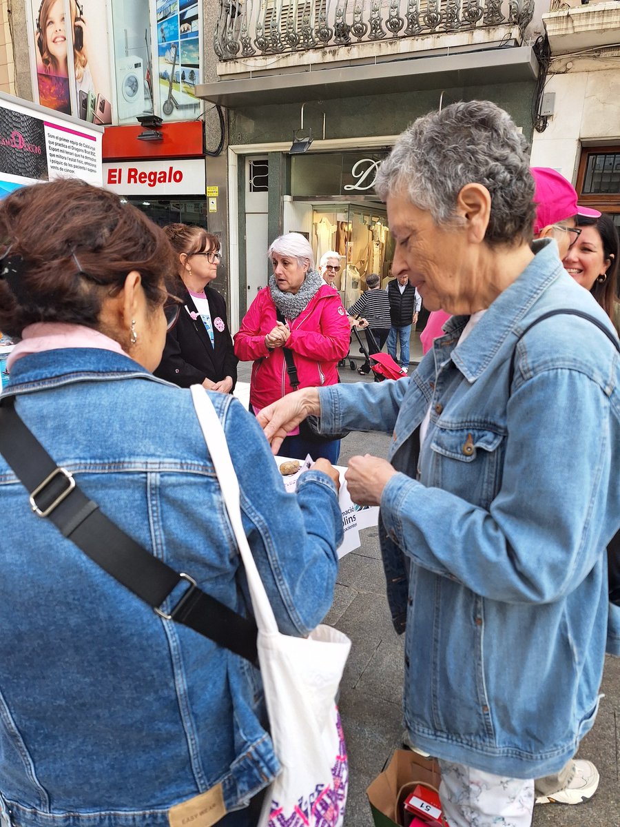 FrancescRibot's tweet image. Demà, 19 d&apos;octubre commemorem el #DiaMundialcontraelCàncer de Mama.
Avui, a la Plaça de la Vila #Badalona, amb @MCarmePalomeras portant dues perruques, gorres i altre material; per a la gent que està patint aquesta malaltia per col.laborar amb l&apos;Associació #PICAM