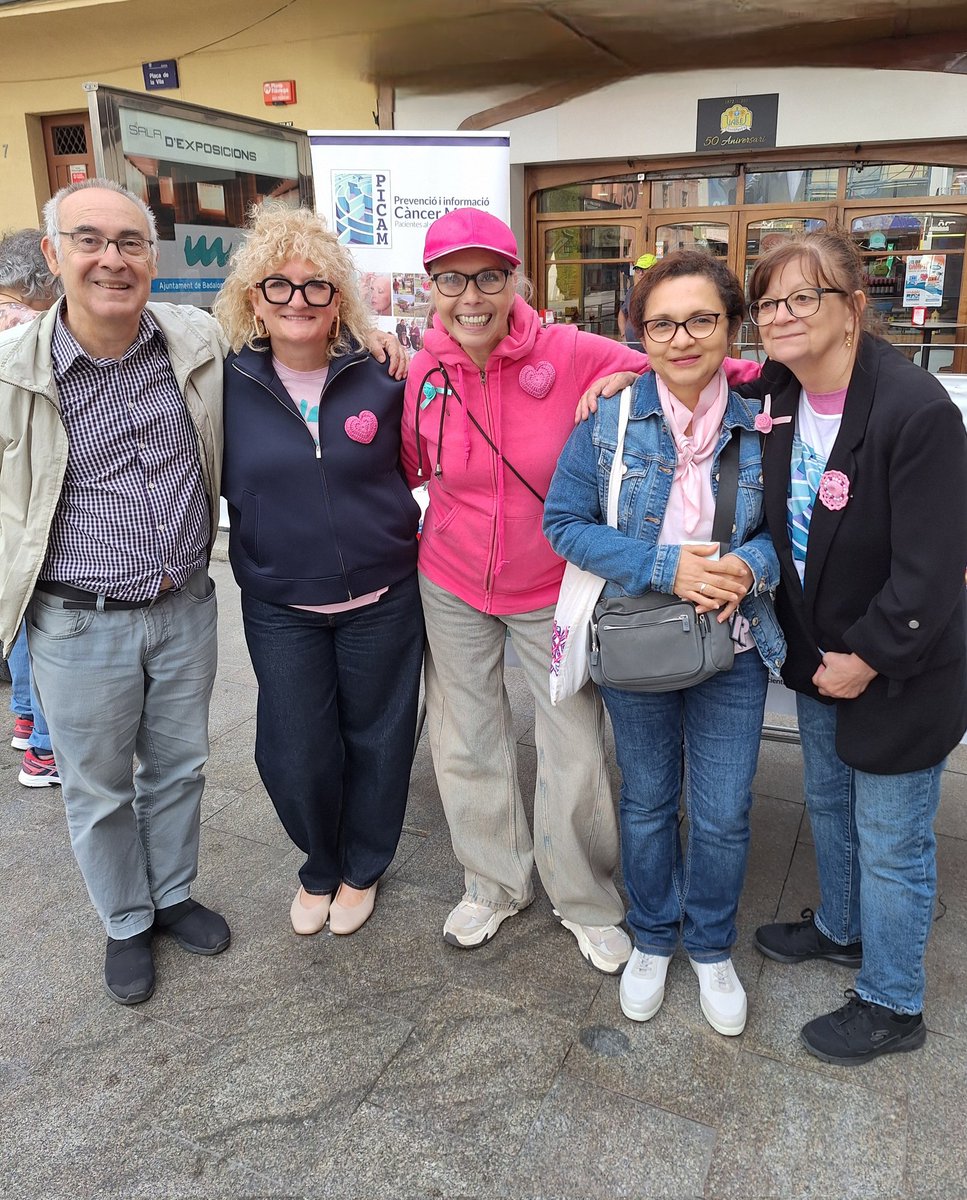 FrancescRibot's tweet image. Demà, 19 d&apos;octubre commemorem el #DiaMundialcontraelCàncer de Mama.
Avui, a la Plaça de la Vila #Badalona, amb @MCarmePalomeras portant dues perruques, gorres i altre material; per a la gent que està patint aquesta malaltia per col.laborar amb l&apos;Associació #PICAM