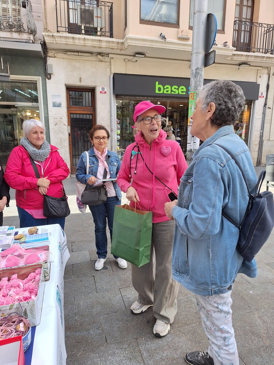 FrancescRibot's tweet image. Demà, 19 d&apos;octubre commemorem el #DiaMundialcontraelCàncer de Mama.
Avui, a la Plaça de la Vila #Badalona, amb @MCarmePalomeras portant dues perruques, gorres i altre material; per a la gent que està patint aquesta malaltia per col.laborar amb l&apos;Associació #PICAM