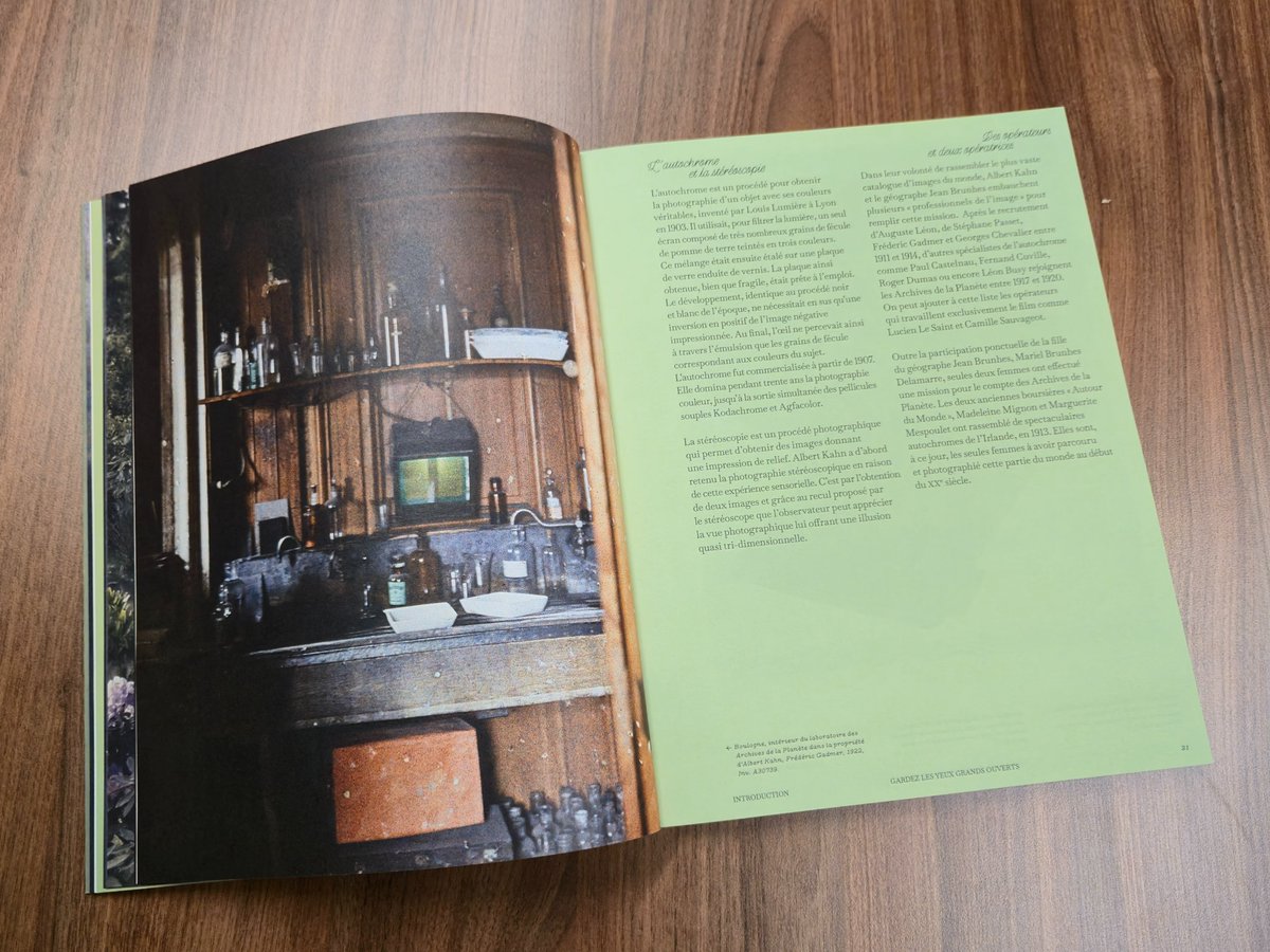 [Focus catalogue]

"Gardez les yeux grands ouverts" 

Avec cette phrase, Albert Kahn envoyait ses opérateurs capturer les Archives de la Planète. 

L'intro de l'exposition et de son catalogue retrace son parcours, celui de ses collaborateurs, et les techniques qu'ils employaient.