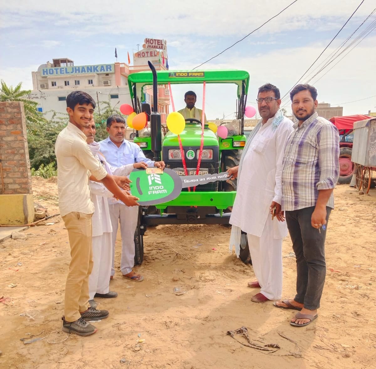 IndoFarmofcl's tweet image. किसानों की सफलता का सफर शुरू इंडो फार्म ट्रैक्टर के साथ!
ट्रैक्टरों की डिलीवरी ने हर किसान में नई ऊर्जा भर दी है, जिससे वे अपने खेतों में नई संभावनाओं का सामना कर रहे हैं। इंडो फार्म आपके सपनों को साकार करने के लिए हमेशा आपके साथ हैं।

#IndoFarm #Dealership #TractorDelivery