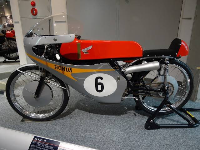 バイクの模型で欲しいなはやはりこの辺かなあ( ˘ω˘ )あ、1枚目以外はトーゼンフィギュアもセットでね!w #これキット化したら売れると思うけどなー 