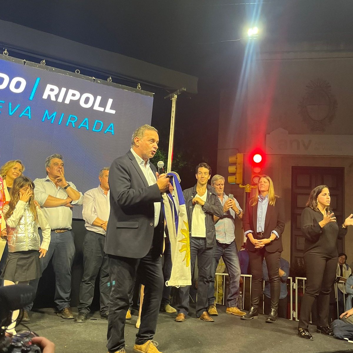 Lista33SJ's tweet photo. Acto de cierre en San José.  

9 días para REELEGIR UN BUEN GOBIERNO. 
¡Vamos por el segundo piso de transformaciones!  🇺🇾

#reelegíunbuengobierno 
#elegíestabilidad
#unanuevamirada https://t.co/Tg0kBJDQgV