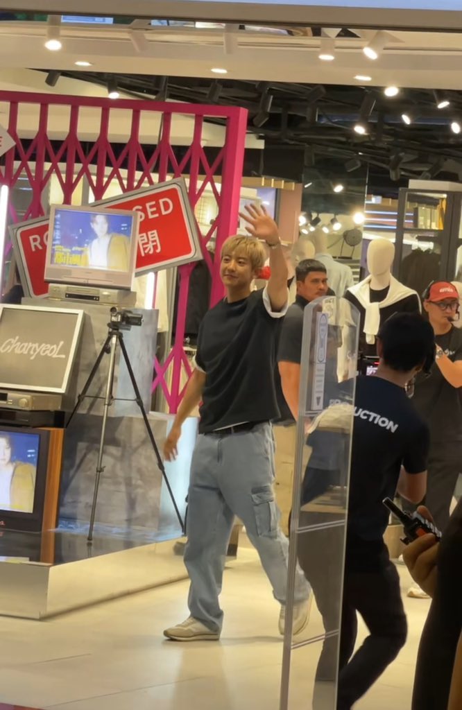 tama nga yata yung nagsabing kaya sya maaga pumunta ng pinas ay dahil magfifile sya ng COC. para syang nangangampanya oh 😭