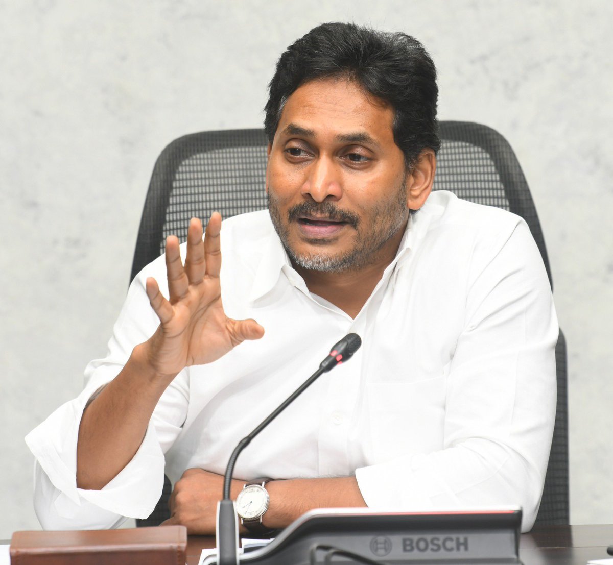 YSRCParty's tweet image. వైఎస్సార్‌సీపీ కేంద్ర కార్యాలయంలో మాజీ ముఖ్యమంత్రి, వైఎస్సార్‌సీపీ అధినేత @ysjagan గారి ప్రెస్‌ మీట్‌.

#IdhiMunchePrabhutvam
#TDPSkillDevelopmentScam
#MosagaduBabu
#NaraLiquorBabu
#SyndicateCmCBN
#100DaysOfCBNSadistRule