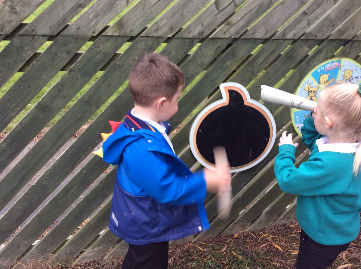 OverfieldsPri's tweet image. The Early Words Together group this week focused on the importance of outdoor experiences to enhance language.  We enjoyed a story, made a telescope and used it on a hunt for different things outside. The children and adults are really enjoying the sessions.🔭