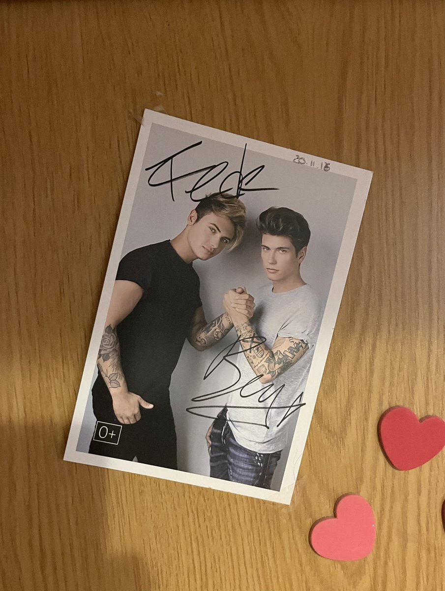 ImAnAaronator's tweet photo. Mi ricordava qualcosa questa foto..

✨Ma ho sempre quella VOSTRA foto in camera✨

@BenjieFede 
@fedefederossi 
#CaroAmico https://t.co/RWTgpG0pGi