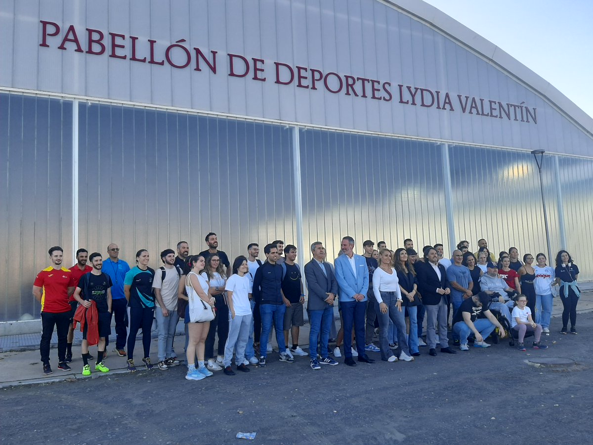 DeportesUHU (@deportesuhu) on Twitter photo El pasado 16 de octubre tuvimos la visita de la deportista y medallista olímpica de halterofilia <a href="/lydiavalentin/">Lydia Valentin</a> , que descubrió una placa conmemorativa en el pabellón de deportes que lleva su nombre. El pasado 16 de octubre tuvimos la visita de la deportista y medallista olímpica de halterofilia <a href="/lydiavalentin/">Lydia Valentin</a> , que descubrió una placa conmemorativa en el pabellón de deportes que lleva su nombre.