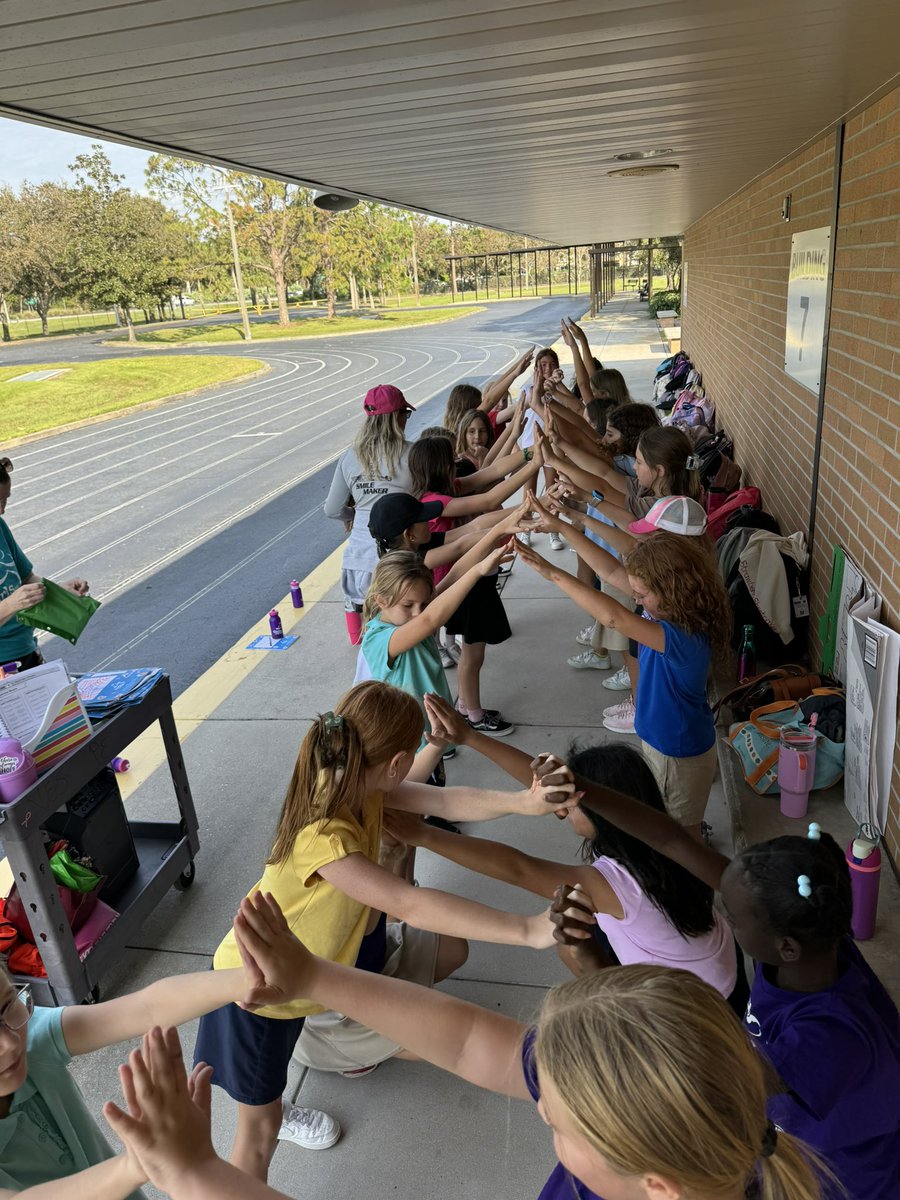 lisajnew's tweet photo. @collierschools @VineyardsVipers @GOTRSWFL Girls on the run is so much fun!! #glad2Bback #energyAward #gotr https://t.co/kVCCIWFS93