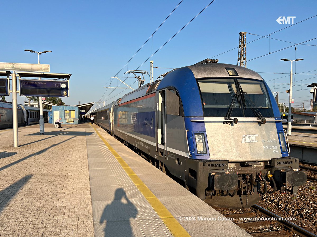 marcostrain's tweet photo. 🚆🇵🇱 On my way to Kraków Główny from Warszawa Wschodnia on the #EIP1310. This train was supposed to be a Pendolino but it’s instead worked with conventional carriages hauled by an #EU44 locomotive. Complimentary food and drinks are offered to passengers travelling in first class! https://t.co/aSWI1gPHbe