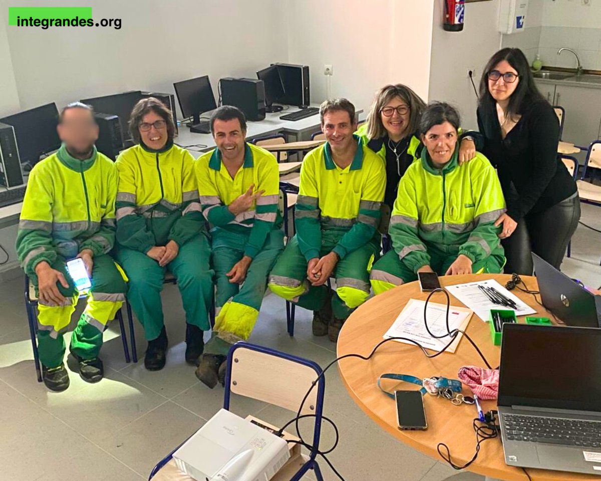soyintegrande's tweet image. Esta semana, nuestros trabajadores del Centro Especial de Empleo recibieron la formación &quot;¡Cuidado con los bulos!&quot; de Madrid Aula Digital. Aprendieron a detectar noticias falsas y mejorar su seguridad en redes. 💪💻  
#MadridAulaDigital #CuidadoConLosBulos #CEE 💚