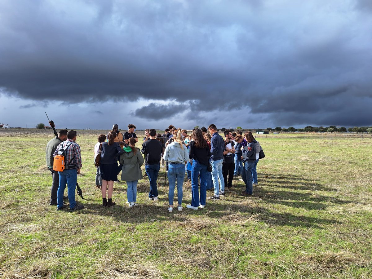 IfapaJunta's tweet photo. Un grupo de alumnos de Ingeniería #Agrónoma de la Universidad @UniLaSalle_fr de Rouen (#Francia) han podido conocer en Hinojosa del Duque (#Córdoba) los proyectos investigación y formación tanto en #ganadería como en #dehesa que desarrolla el #IFAPA🌳 https://t.co/DZulIL9GtB
