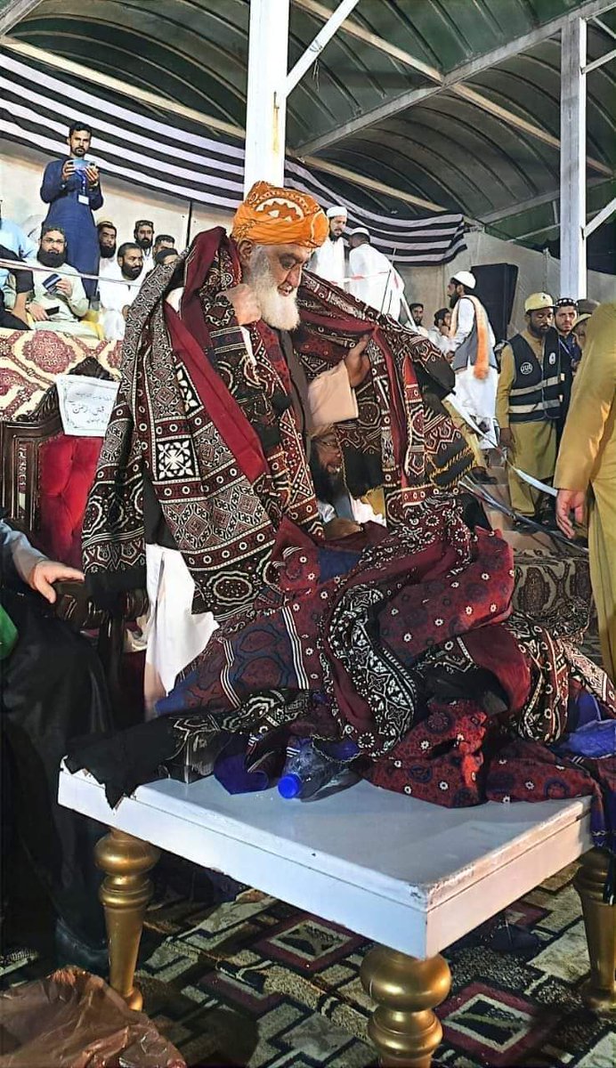 UmarSindhi16's tweet photo. میرے محبوب میری جان میرے مرشد قبلہ قائد ملت اسلامیہ امام الانقلاب حضرت مولانا فضل الرحمٰن صاحب دامت برکاتہم العالیہ کو اللہ تعالیٰ اپنے حفظ و امان میں رکھے آمین 🤲 
#بدمعاشی_نہیں_چلےگی https://t.co/4AoSGHv47s