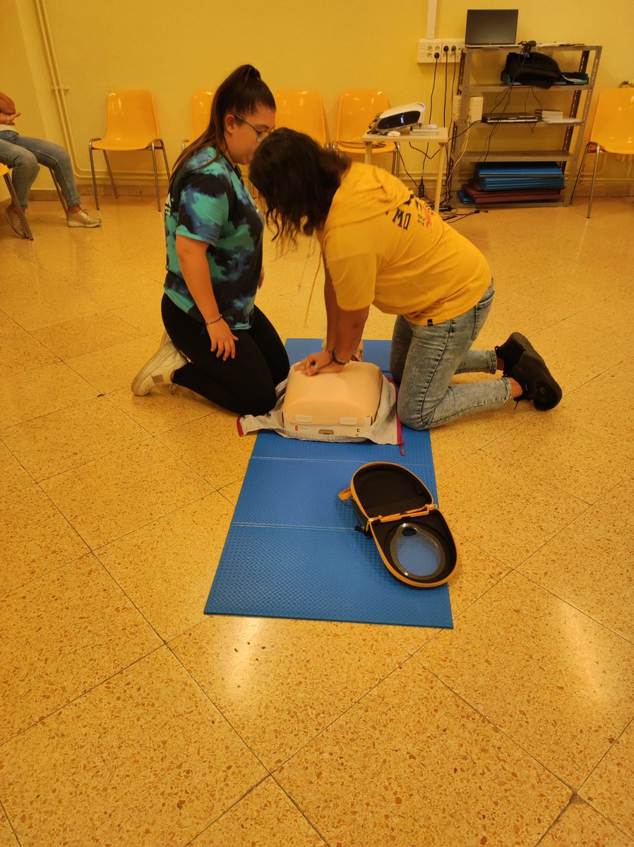 simulacioURV's tweet photo. El CFIS a col·laborat amb l'Ajuntament de Tarragona , en la jornada del Dia Mundial de la RCP amb tallers per la ciutadania.

@universitatURV  @fundacioURV  @Dipta_cat  @URVmedicina  @TGNAjuntament https://t.co/a9X8PvdMS9