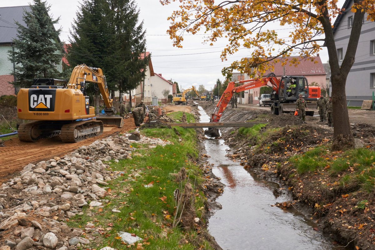bundeswehrInfo's tweet image. Pioniere von @Deutsches_Heer helfen seit gut einer Woche in #Polen, Schäden des #Hochwasser​s zu beseitigen, Straßen und Brücken zu rekonstruieren sowie provisorische Gehwege für die Bevölkerung aufzubauen. Die Infrakstrukur war vielerorts zu großen Teilen zerstört worden.