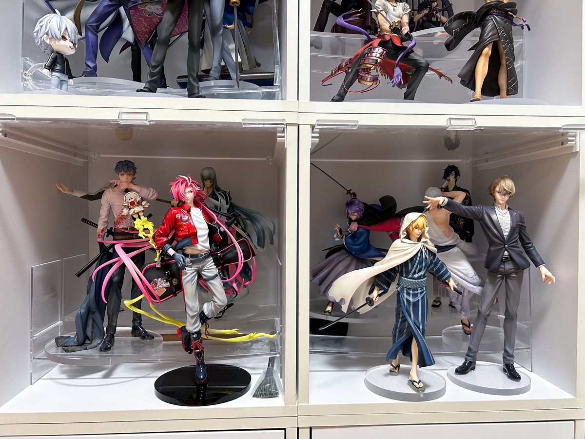 イベントの荷解きと発送の準備してるんですが、フィギュア棚が限界になってきてる。ギュウギュウ詰め