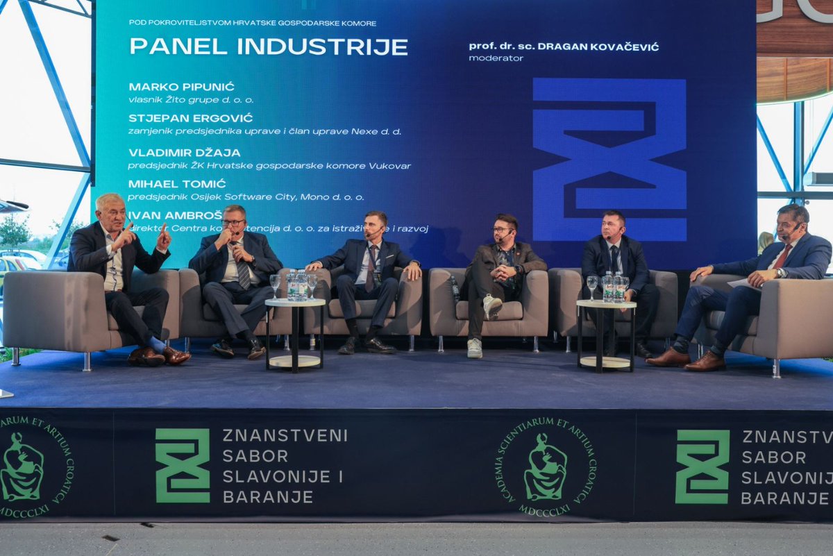 ambrosivan's tweet photo. [BIOGOSPODARSTVO MOŽE ZNAČAJNO DOPRINIJETI DEMOGRAFSKOJ REVITALIZACIJI SLAVONIJE I BARANJE]

Bila mi je iznimna čast sudjelovati kao jedan od panelista na panelu industrije s Markom Pipunićem (Žito grupa  d.o.o.), Stjepanom Ergovićem (Nexe  d.d.), Mihaelom Tomićem (@OsijekSoftwareC  i @monosoftware ) i Vladimirom Džajom (@hgk) uz moderiranje prof. dr. sc. Dragana Kovačevića (@hgk). Panel industrije je održan u okviru Znanstvenog sabora Slavonije i Baranje pod krovnom temom Demografska revitalizacija Slavonije i Baranje, u organizaciji Zavoda zaznanstveni i umjetnički rad #HAZU u Osijeku, uz potporu @unios1975, a pod pokroviteljstvom @VladaRH, u Gospodarskom centru Osječko-baranjske županije u Osijeku.

Prvi Znanstveni sabor Slavonije i Baranje održan je u Osijeku prije 54 godine, a 1987. je održan u Vinkovcima.

Inicijativu za ponovno revitaliziranje imena i organiziranje Znanstvenog sabora Slavonije i Baranje pokrenula je 2023. doc. dr. sc. Martina Harc, upraviteljica Zavoda #HAZU u Osijeku.

Iako je hrvatsko šumarstvo pritisnuto ekstremnim vremenskim uvjetima kao posljedicama klimatskih promjena, a hrvatska drvna industrija se još nije oporavila od jedne od najvećih sektorskih kriza, drvni sektor može značajno doprinijeti demografskoj revitalizaciji Slavonije i Baranje.

Hvala organizatorima na pozivu i čestitke na inicijativi revitaliziranja Znanstvenog sabora Slavonije i Baranje!

https://t.co/75EIeALl3k

#biogospodarstvo #bioekonomija #sumarstvo 
#drvnaindustrija
#HrvatskiDrvniKlaster @SlavonskiHrast  @competencentre