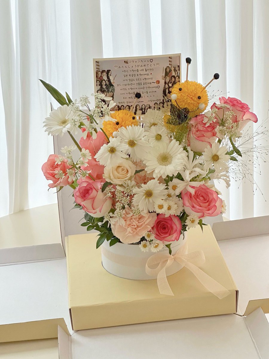 conyxoxo1's tweet photo. 誕生日のお祝いに仲間でフラワーBOX贈りました〜 ✿ ✿
ジウォンちゃんの目に入ると嬉しいな☺️♡
#キムジウォン
#김지원 https://t.co/YNM2K9M95r