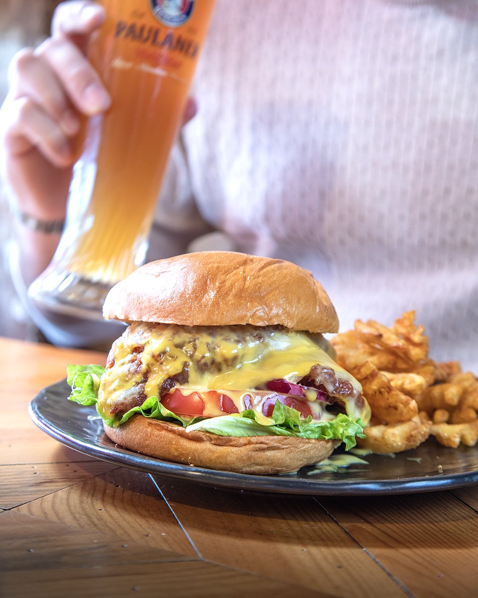 Nuestra burger es tan buena que necesitarás las dos manos para sujetarla 🍔👌 ¿Te atreves a probarla?
¡Ven a por la burger más jugosa del barrio!
#BurgerDelPub #HamburguesaDeLujo #IrishFood #SabeMejorConCerveza #ManosALaObra #DeliciaEnBuns #BurgerLovers #AmantesDeLaComida