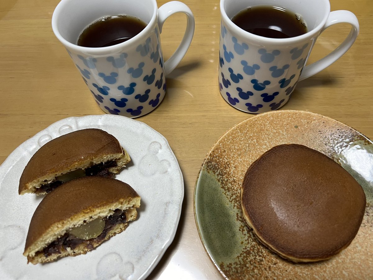 hama_ws's tweet photo. 先日食べた喜田家の浅草ドラ焼きと豆大福、今日食べた茨城県笠間市の栗が入ったどら焼き。
マリアージュフレールの紅茶でいただいた。
笠間のモンブランパフェを銀座の茨城ショップで食べたい‼️
#喜田家 #どら焼き #豆大福 #笠間市 #マリアージュフレール #mariagefrères #shusei https://t.co/8CzcYHhyXn