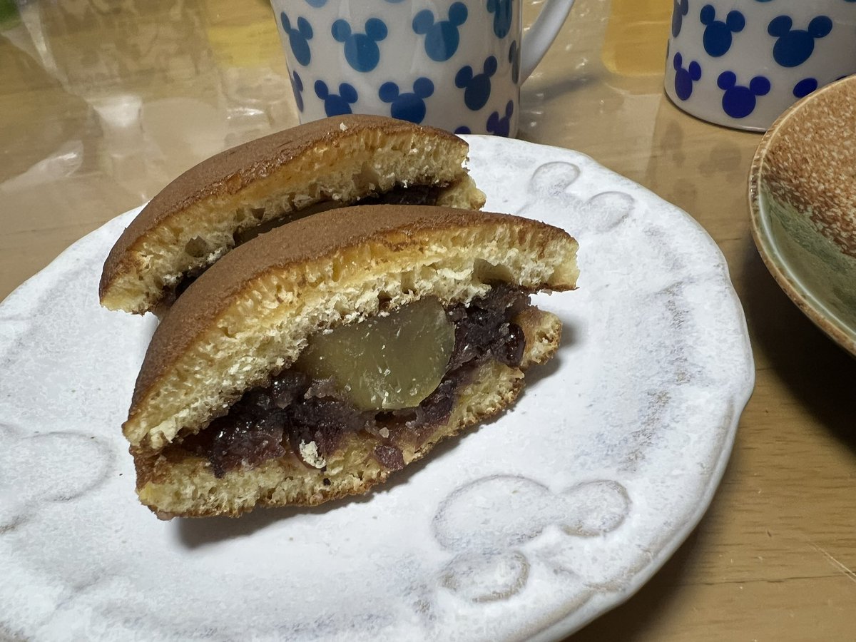 hama_ws's tweet photo. 先日食べた喜田家の浅草ドラ焼きと豆大福、今日食べた茨城県笠間市の栗が入ったどら焼き。
マリアージュフレールの紅茶でいただいた。
笠間のモンブランパフェを銀座の茨城ショップで食べたい‼️
#喜田家 #どら焼き #豆大福 #笠間市 #マリアージュフレール #mariagefrères #shusei https://t.co/8CzcYHhyXn