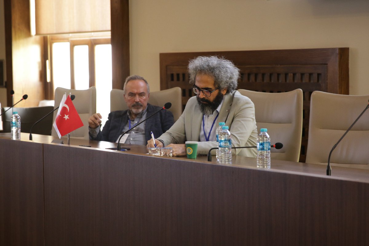 IUSosyolojiAras's tweet photo. 💊 Ağ oluşturma oturumunda Prof. Dr. Yağız Üresin, araştırma ağlarının, bilgi paylaşımını ve iş birliğini teşvik eden, multidisipliner yaklaşımlar aracılığıyla araştırma kapasitesini geliştirmeyi hedefleyen sistem odaklı yapılar olduğunu belirterek önemine vurgu yaptı. https://t.co/8zCdt4ADNq