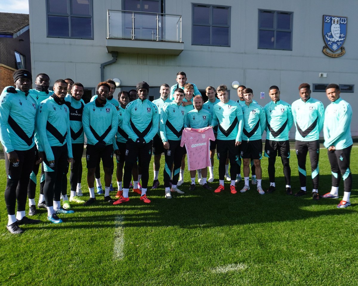 🤝 <a href="/olaf_kobacki/">Olaf Kobacki</a> razem z całym klubem <a href="/swfc/">Sheffield Wednesday</a> grają razem z nami w różowym meczu! Dziękujemy! 👏

✍️ Różowa meczowa z podpisami zawodników trafi niebawem na licytację, z której środki przekażemy na zakup foteli do chemioterapii dla szpitala w Gdyni Redłowie w ramach projektu