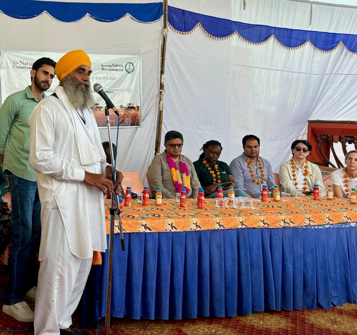 Another inspiring day in Punjab, India 🇮🇳 for TNC's Global Foodscapes team! Exploring #RegenAg practices for rice and wheat, including adopting new technologies that save water and fertilizer, while improving air quality, and improve  yields.   🌾💦🌱