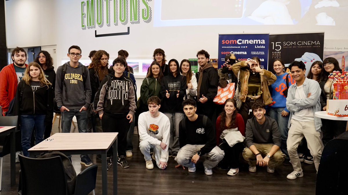som_cinema's tweet image. Alumnes de @EEccit a @Screenboxlleida abans i durant la presentació d'Adrià Pagès de SOLO ARROJARON. 15 @som_cinema. @paerialleida @IEILleida @icec_cat @UdL_info @Horitzons2050 @ateneulleida @ILERNAfp @aula_teatre @InsCaparrella @LleidaTV @RadioRossello