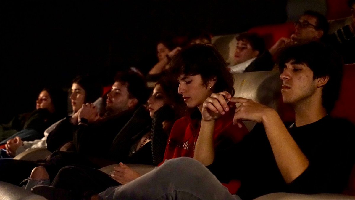SomCinema (@som_cinema) on Twitter photo Alumnes de <a href="/EEccit/">ECCIT Escola de Cinema</a> a <a href="/Screenboxlleida/">Screenbox Lleida</a> abans i durant la presentació d'Adrià Pagès de SOLO ARROJARON. 15 <a href="/som_cinema/">SomCinema</a>. <a href="/paerialleida/">Ajuntament de Lleida</a> <a href="/IEILleida/">INSTITUT D'ESTUDIS ILERDENCS</a> <a href="/icec_cat/">Empreses culturals</a> <a href="/UdL_info/">Universitat de Lleida (UdL)</a> <a href="/Horitzons2050/">Fundació Privada Horitzons 2050</a> <a href="/ateneulleida/">Ateneu Popular de Ponent Lleida</a> <a href="/ILERNAfp/">ILERNA FORMACIÓ</a> <a href="/aula_teatre/">L'Aula</a> @InsCaparrella <a href="/LleidaTV/">Lleida TV</a> <a href="/RadioRossello/">RàdioRosselló</a> Alumnes de <a href="/EEccit/">ECCIT Escola de Cinema</a> a <a href="/Screenboxlleida/">Screenbox Lleida</a> abans i durant la presentació d'Adrià Pagès de SOLO ARROJARON. 15 <a href="/som_cinema/">SomCinema</a>. <a href="/paerialleida/">Ajuntament de Lleida</a> <a href="/IEILleida/">INSTITUT D'ESTUDIS ILERDENCS</a> <a href="/icec_cat/">Empreses culturals</a> <a href="/UdL_info/">Universitat de Lleida (UdL)</a> <a href="/Horitzons2050/">Fundació Privada Horitzons 2050</a> <a href="/ateneulleida/">Ateneu Popular de Ponent Lleida</a> <a href="/ILERNAfp/">ILERNA FORMACIÓ</a> <a href="/aula_teatre/">L'Aula</a> @InsCaparrella <a href="/LleidaTV/">Lleida TV</a> <a href="/RadioRossello/">RàdioRosselló</a>