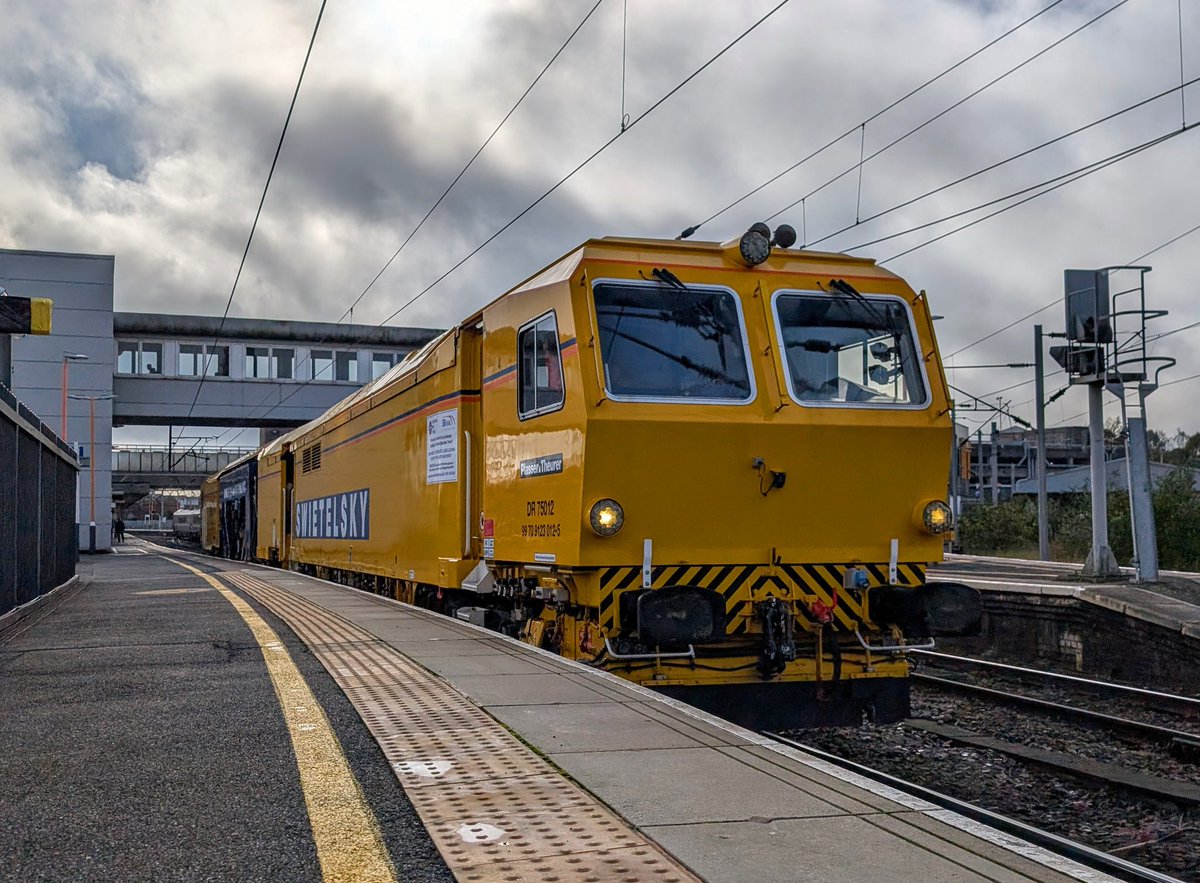 DownOnTheStour's tweet photo. Today's Photo from the Stour 📸
This track machine makes an interesting sight turning on Platform 2 to head towards Nuneaton via Stafford 🤟
#DOTS #railwayphotography #trainphotography #trackmachine #sbrail https://t.co/bjIo9UfWWx