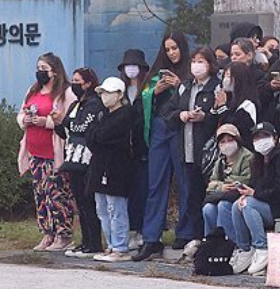 RIKA45120624's tweet image. この方達、ジン君のハグイベントの例の人を責めたりしてないですよね？万が一、一緒になって怒ってたなら一言教えて差し上げたい
あなた達も同じですよ
ルールを守れない
推しより自分の欲求を優先する
やってる事は同じですよ。

ARMYはこれを恥ずかしい
申し訳ないと思える人達です。

#notARMY