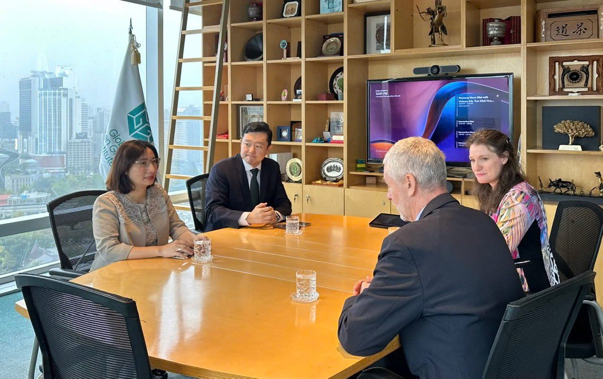 GGGIVietnam's tweet photo. Vietnam, represented by a delegate from the MPI, Ms. Tran Minh Hue, Senior Official of #DSENRE, joined GGGI’s 13th General Assembly and 17th Council session &amp; had a bilateral meeting with GGGI Executives on strengthening cooperation to advance 🇻🇳green growth &amp; #netzero transition https://t.co/XkTqtJpQAG