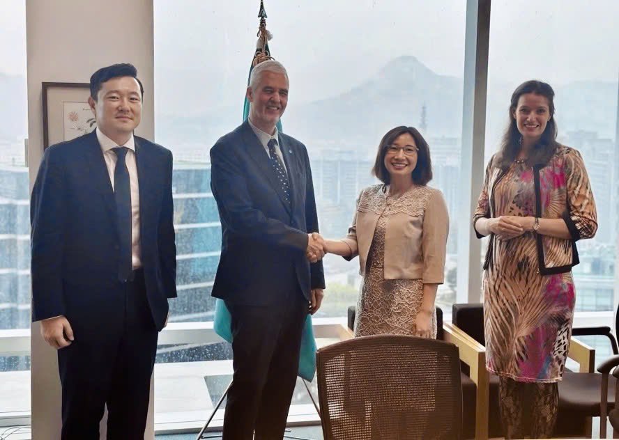GGGIVietnam's tweet photo. Vietnam, represented by a delegate from the MPI, Ms. Tran Minh Hue, Senior Official of #DSENRE, joined GGGI’s 13th General Assembly and 17th Council session &amp; had a bilateral meeting with GGGI Executives on strengthening cooperation to advance 🇻🇳green growth &amp; #netzero transition https://t.co/XkTqtJpQAG