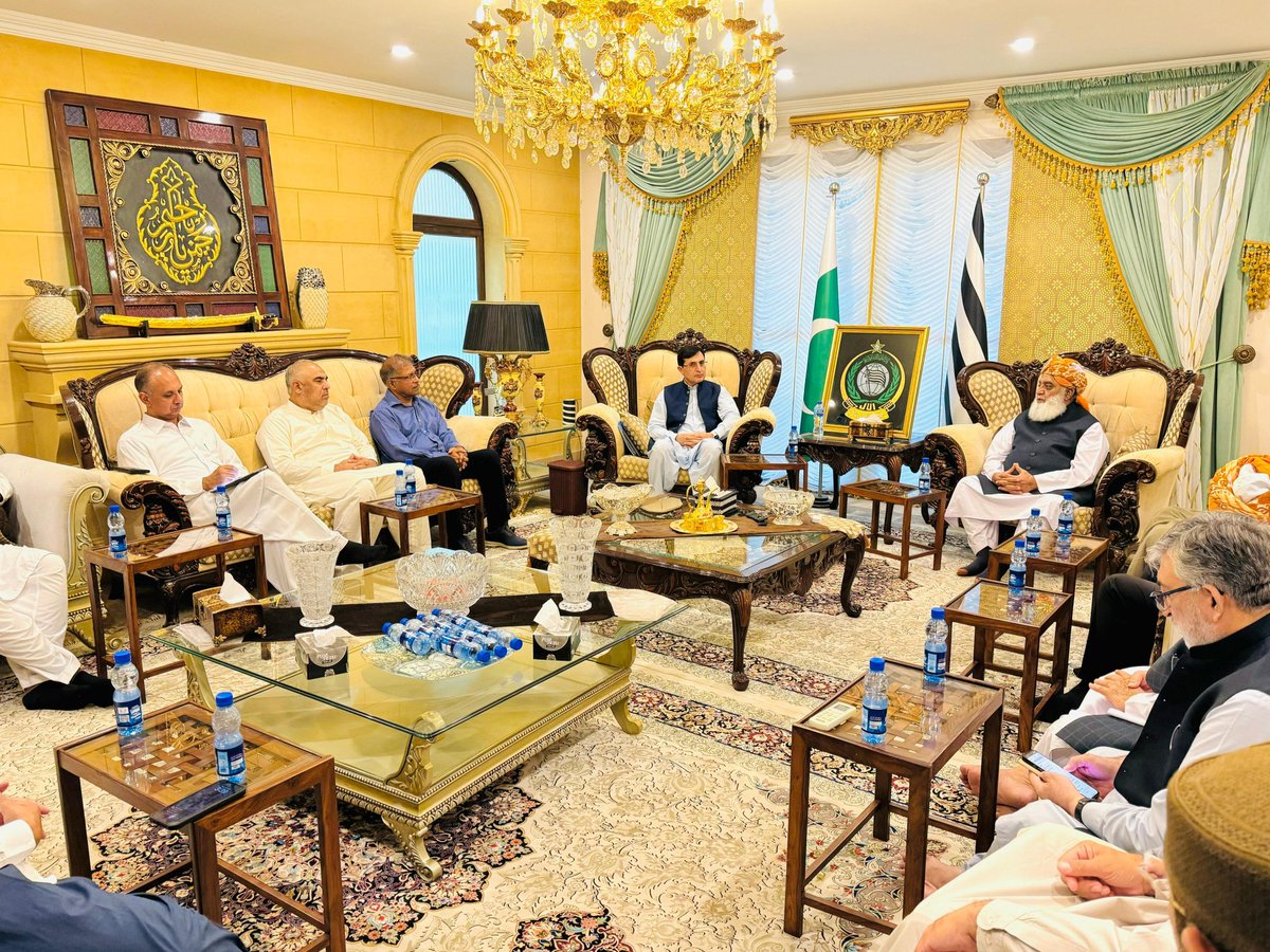 Sadaqatkhan_95's tweet image. جمعیت علماء اسلام کے سربراہ مولانا فضل الرحمان کی رہائشگاہ پر اپوزیشن جماعتوں کا اجلاس شروع 

اجلاس میں پی ٹی آئی، بی این پی، ایم ڈبلیو ایم، سنی اتحاس کونسل کے رہنما شریک

اجلاس میں آئینی ترمیم سے متعلق مشاورت جاری
#بدمعاشی_نہیں_چلےگی