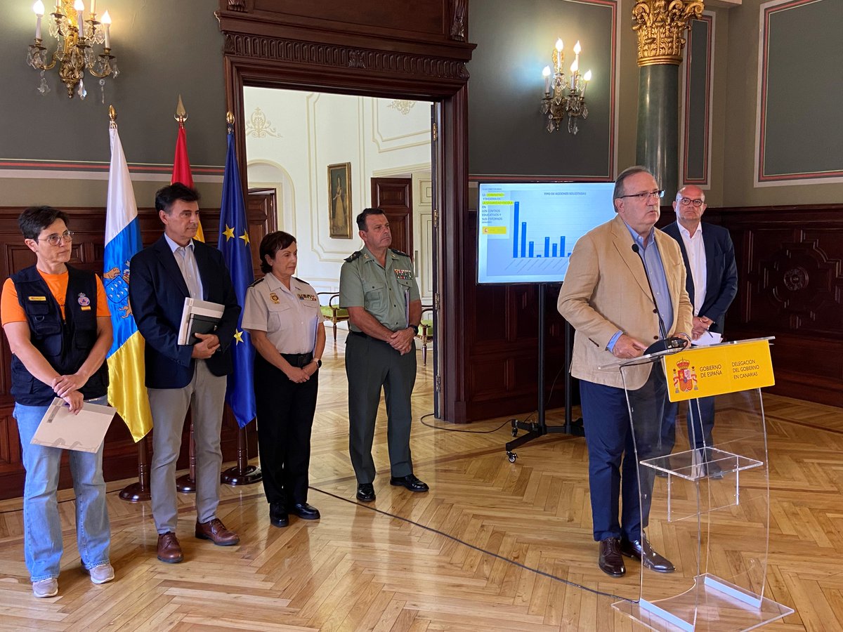 DgCanarias's tweet photo. 📚La Delegación del Gobierno pone en marcha un plan para erradicar las conductas violentas y mejorar la seguridad en los centros educativos de #Canarias 

✅El delegado del Gobierno, @AnselmoPestana, presenta el Plan Director para el curso 2024/2025👇 

ℹ️https://t.co/eb41ijzgym https://t.co/NGsUetXAB2