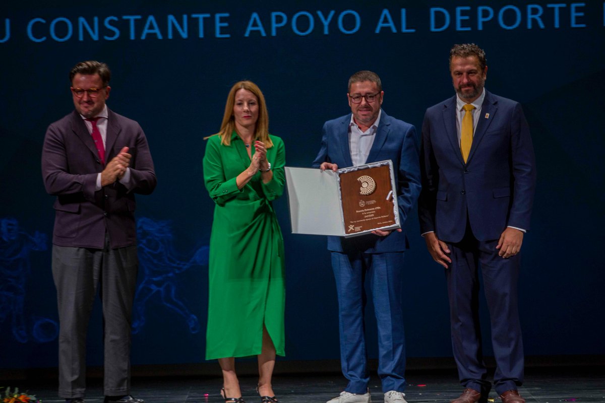 📸 Gran noche la de ayer con toda la familia del deporte ilicitano en la Gala 2023-2024

Gracias a todos por asistir y enhorabuena a los premiados durante la noche.

➕ Info: fundaciondeporteilicitano.org/la-fundacio-de…