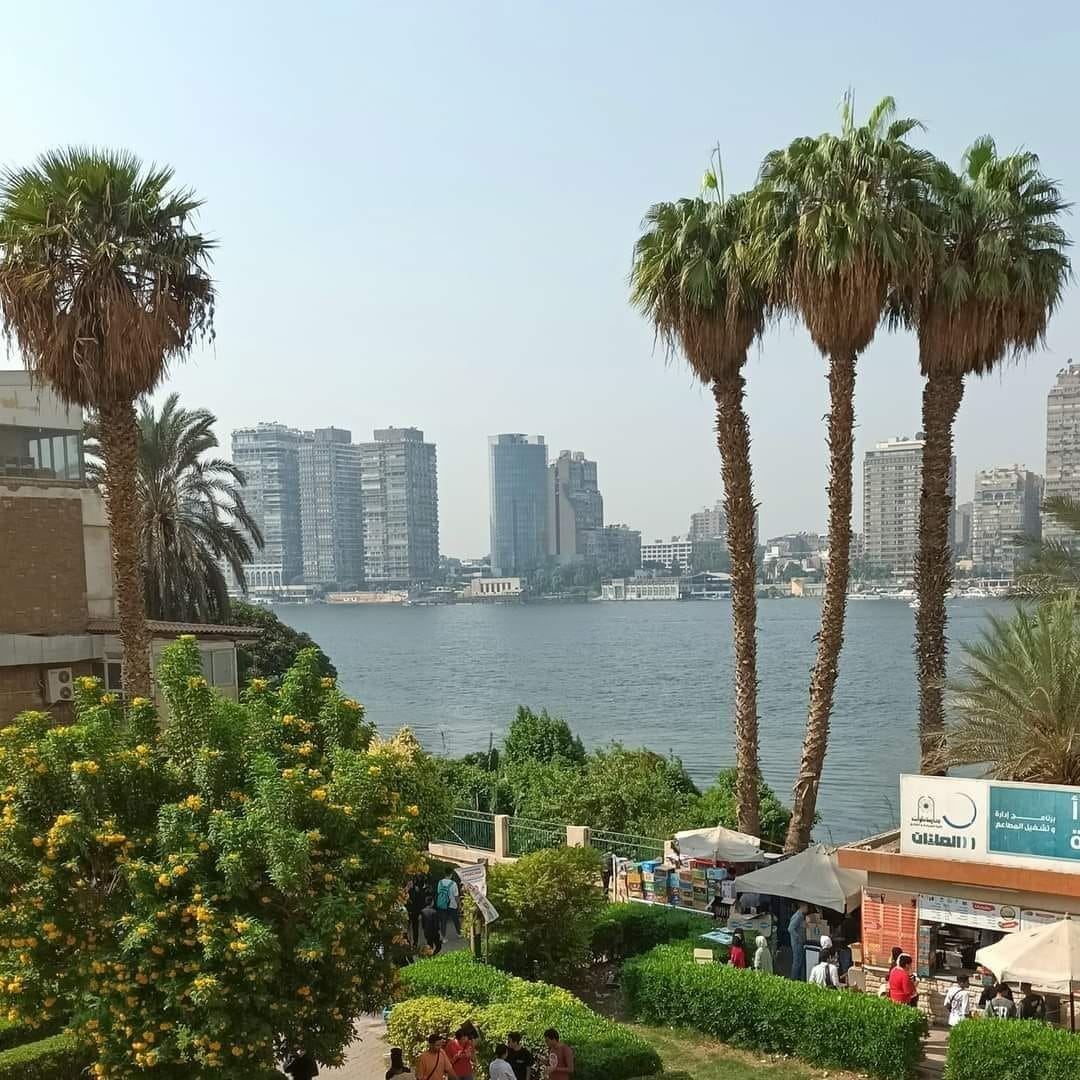 ترددت اخبار عن هدم المسرح العائم منذ ايام ولم تنفها اى جهة رسمية واليوم صدر الامر الى كلية السياحة باخلاء مبانيها المجاورة للمسرح لتتضح الصورة فالحديقة المطلة على النيل مساحة ممتدة من كوبرى الجامعة الى طرف جزيرة الروضة أسالت لعاب سماسرة الاراضى وحجتهم دايما (للمنفعة العامة )