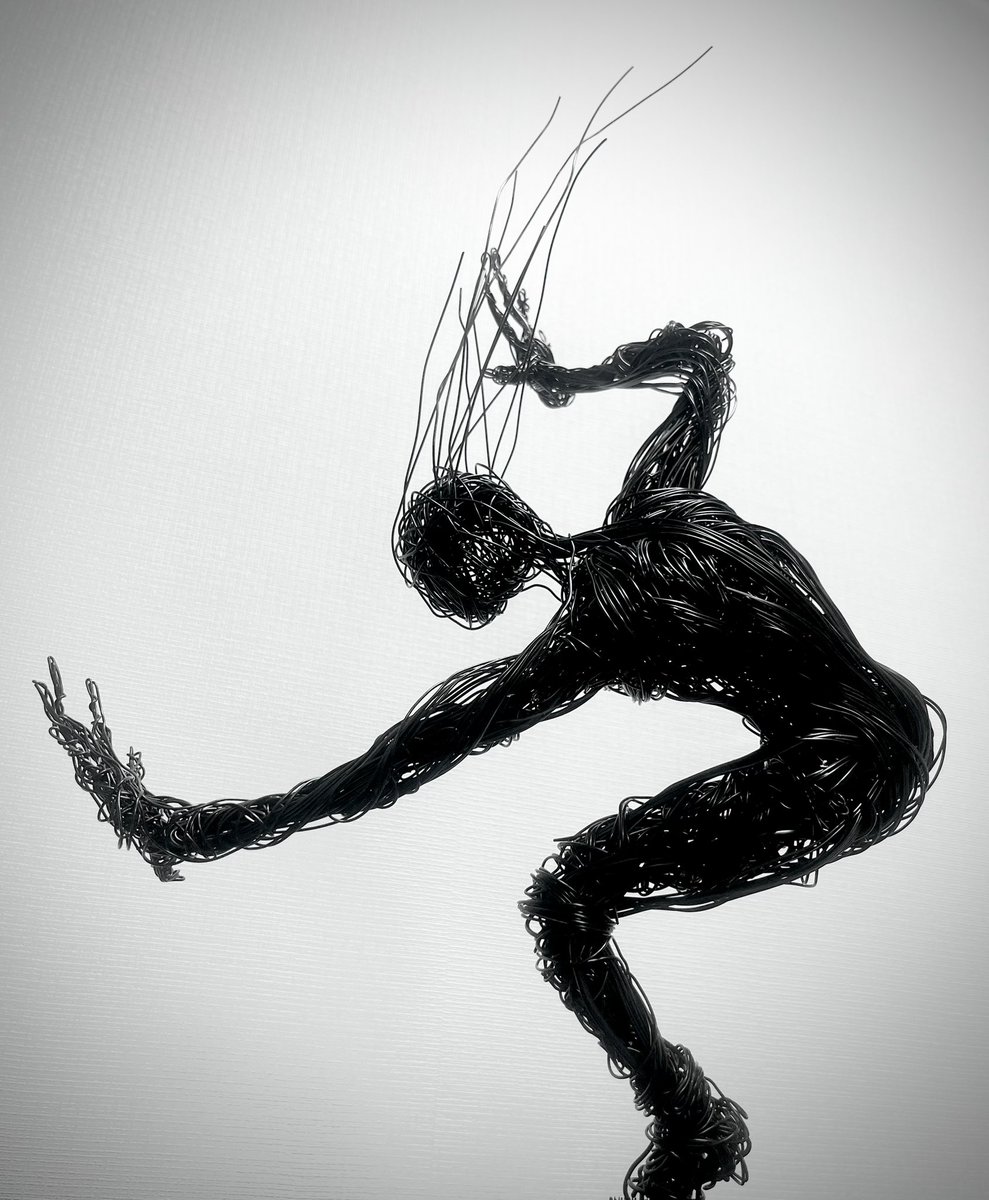 GASYA_SAKURA36's tweet image. 「黒者:鬼没」

人につけど指図は受けぬ。
その意、迷えば我が決める。
その勢、弱れば我が御す。
その身、朽ちれば我が奪る。

#wireart #wireartwork
#wiresculpting #針金アート
#ワイヤーアート