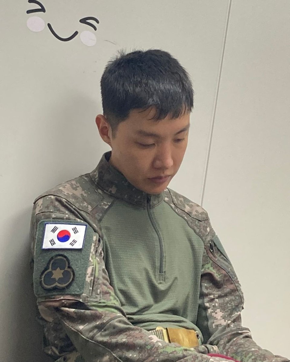 BTS_JKJUNGKK's tweet photo. 취미 형 이 돌아왔어요 ㅎㅎ 축하하고 있나요?  우리도 기다려주세요 하하 ❤️ https://t.co/jFeuMmsJvh