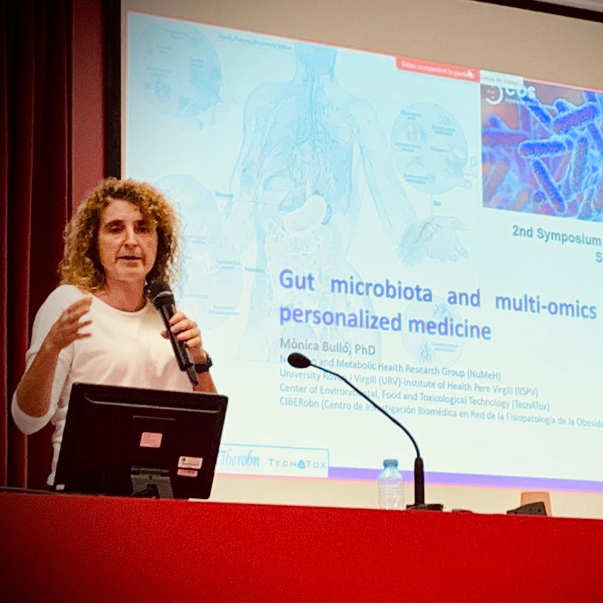 Avui la <a href="/cristinatorfue/">Cristina Torres</a>  i la <a href="/MonicaBullo/">Mònica Bulló</a>  han participat al 2n Simpòsium al COS sobre ciències òmiques en estudis de microbiota. 
Exposen: "Microbiota, (Poly)phenols, and Rhythms: impact on metabolic health" i "Gut microbiota and multi-omics for advanced personalized medicine"