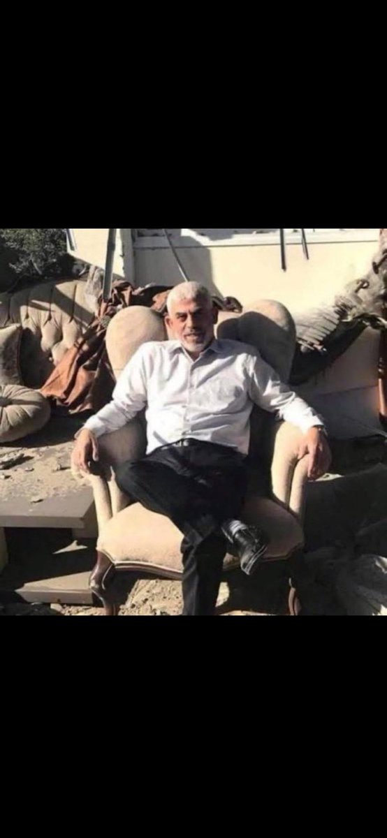 Kırık koltukta otururken bile dik duran adam: Yahya Sinvar.

Ülkesi işgal edilen bir adam kalkıyor, canını ortaya koyuyor.

Neyini ortaya koyuyor? 

Canını ortaya koyuyor.

Ve çarpışarak canını veriyor.

Biz böyle bir adama terminolojide şerefli adam, literatürde şehit diyoruz.